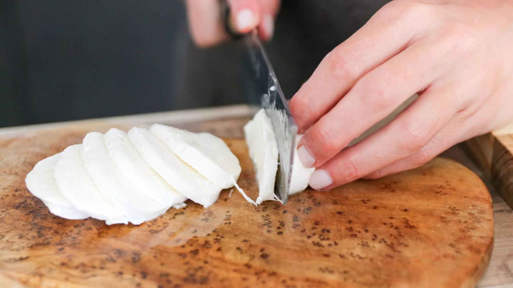 Cortado de mozzarella en rodajas / Foto: Canva