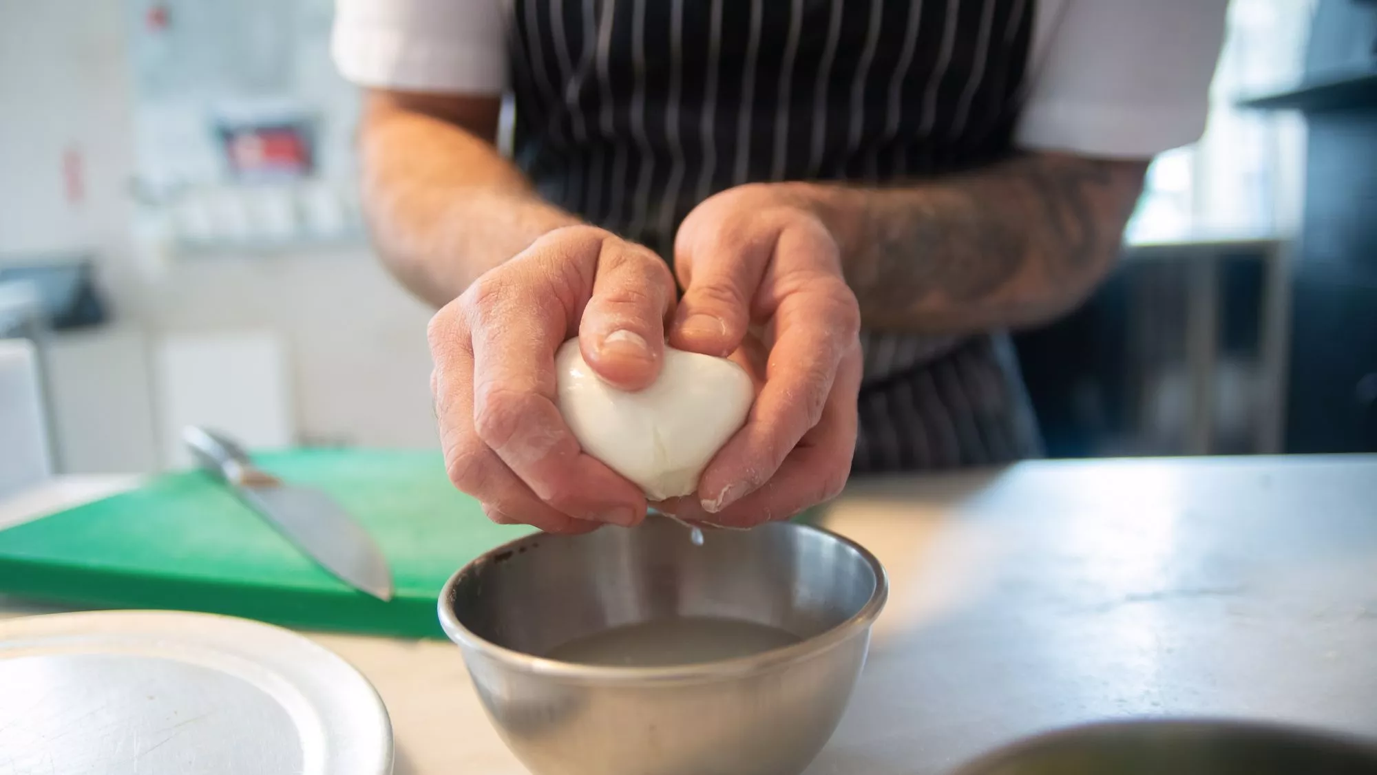 Cocinero sujetando una mozzarella / Foto: Canva
