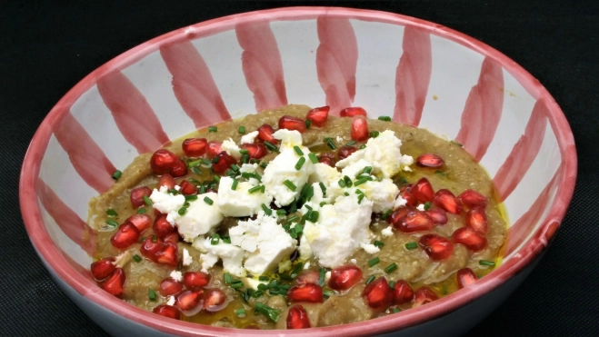 Baba ganoush con queso feta y granada / Foto: Antonio Ron Baba ganoush con queso feta y granada / Foto: Antonio Ron