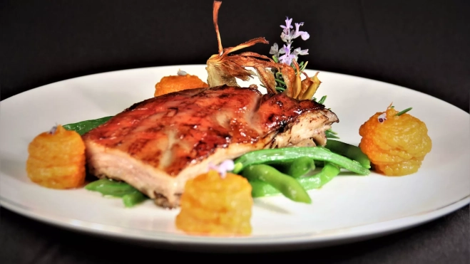 Cochinillo asado con puré de boniato y otras guarniciones / Antonio Ron Cochinillo asado con puré de boniato y otras guarniciones / Antonio Ron