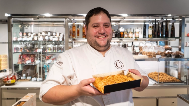 El pastelero Oriol Carrió con sus panellets de piñones / ÒSCAR GIL COY El pastelero Oriol Carrió con sus panellets de piñones / ÒSCAR GIL COY