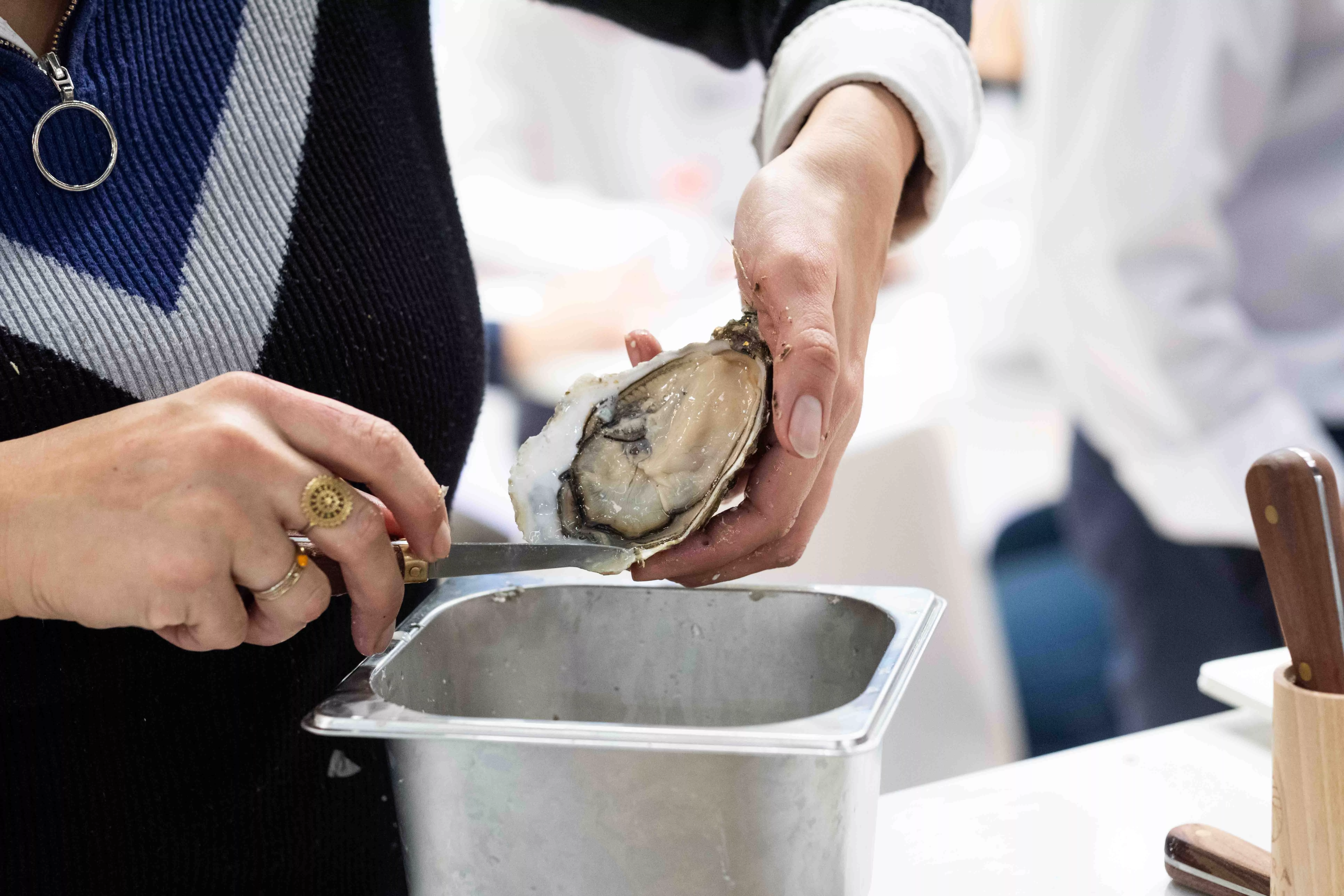 Apertura de ostras en el stand de Garcimar en el Gastronomic Forum Barcelona / SIMÓN SÁNCHEZ