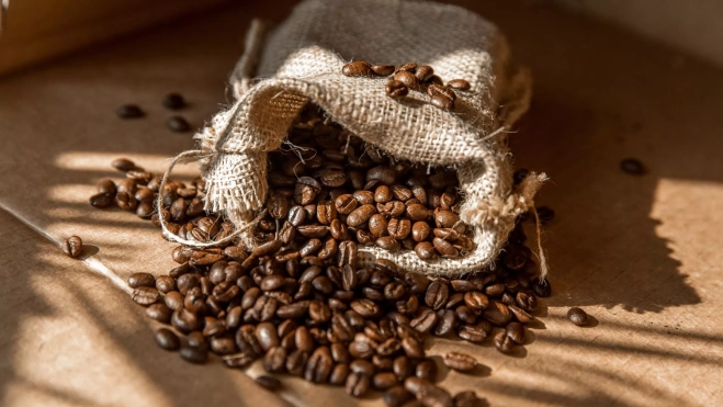 Saquito con café en grano / Canva Saquito con café en grano / Canva