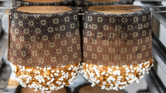 'Panettones' enfriándose en la pastelería Mervier Canal / Txaber Allué 'Panettones' enfriándose en la pastelería Mervier Canal / Txaber Allué