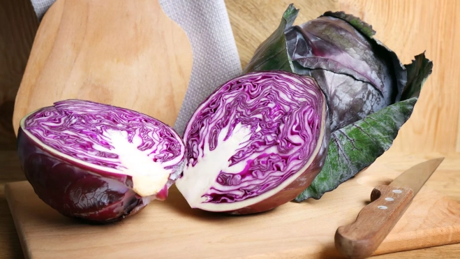 Col lombarda cortada por la mitad