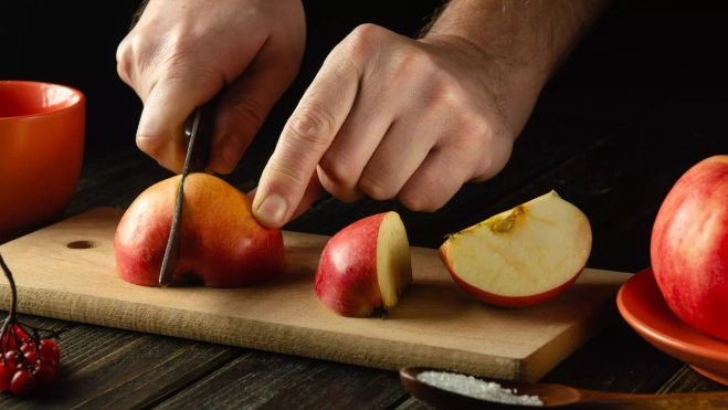 Cocinero cortando manzanas / Canva Cocinero cortando manzanas / Canva