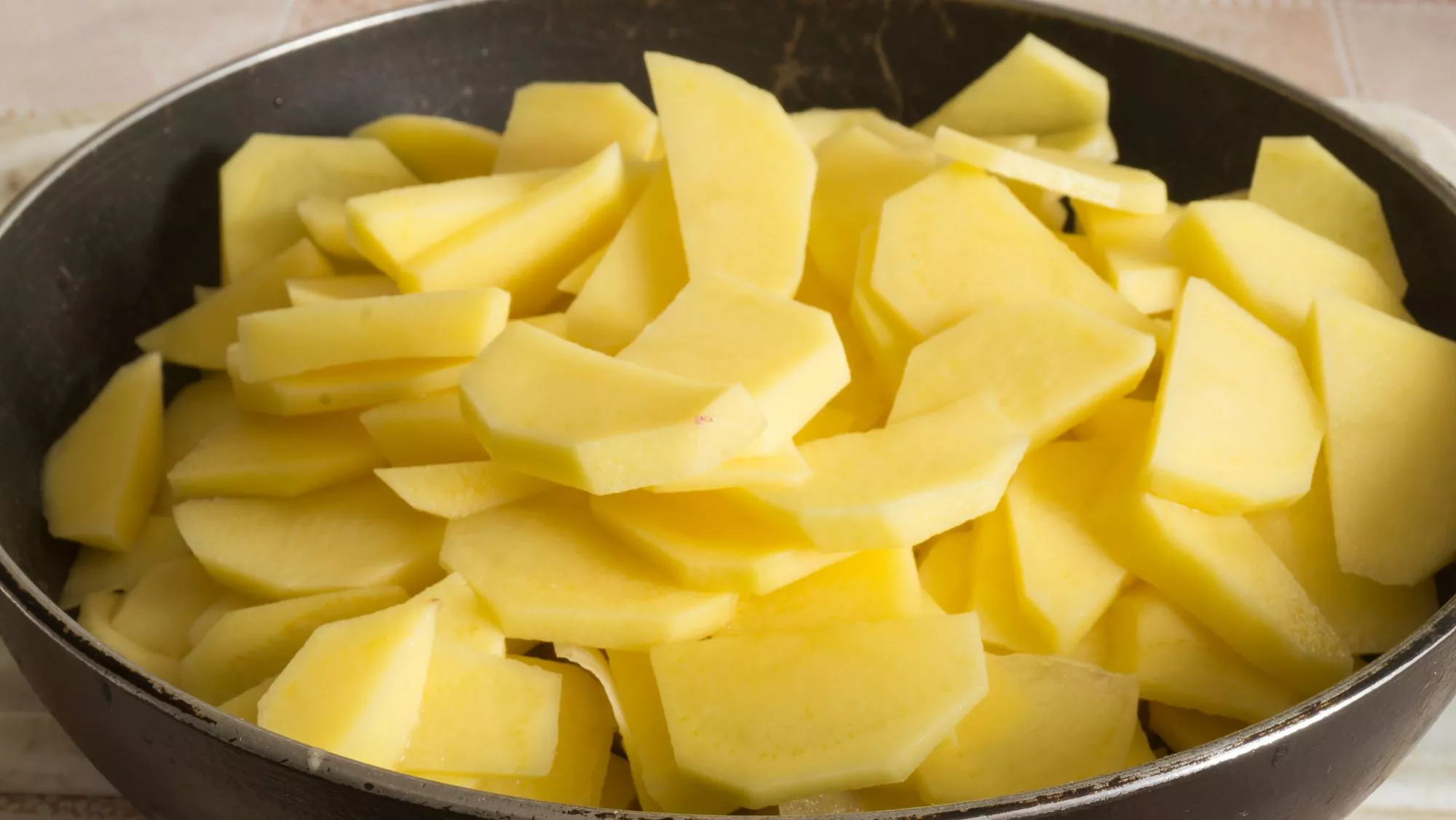 Patatas cortadas a rodajas / Canva