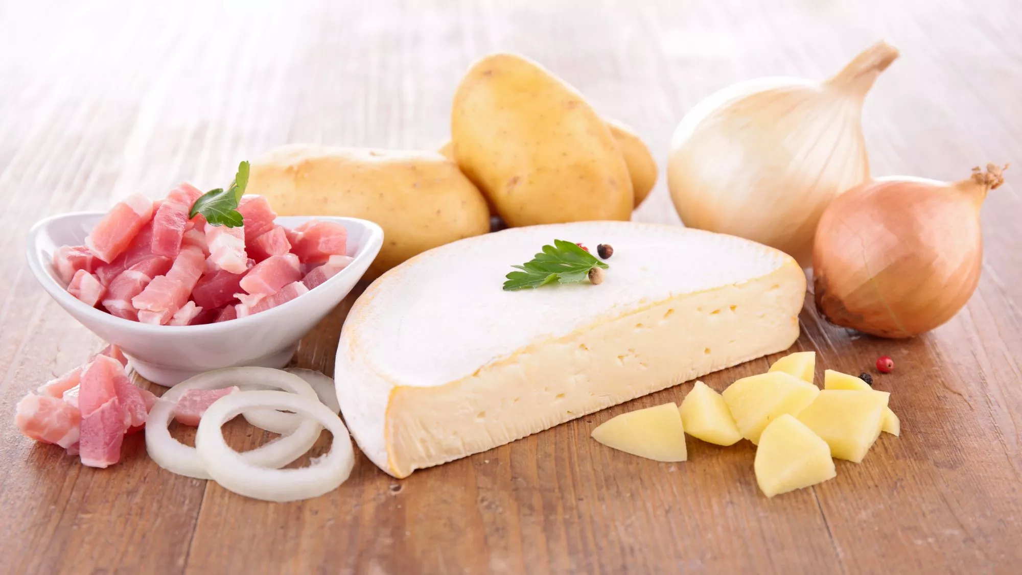 Ingredientes para elaborar la tartiflette / Canva