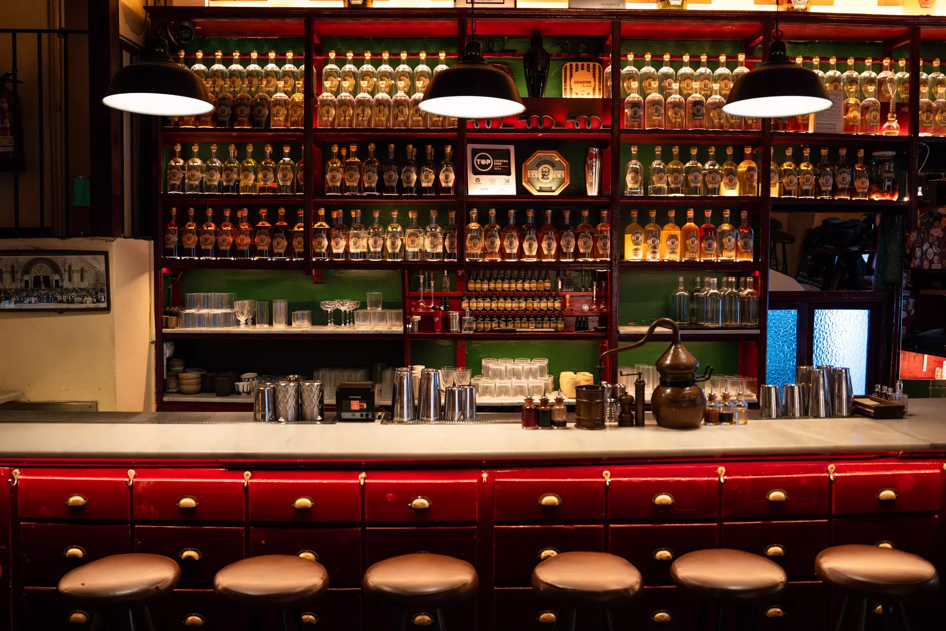 La barra de la coctelería Dr.Stravinsky en Barcelona / ÒSCAR GIL COY  / Cuatro bares españoles en el ranking The World's 50 Best Bars 2025: así queda el tramo 51-100