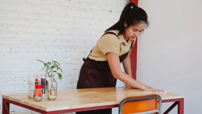 Limpieza de una mesa / PEXELS