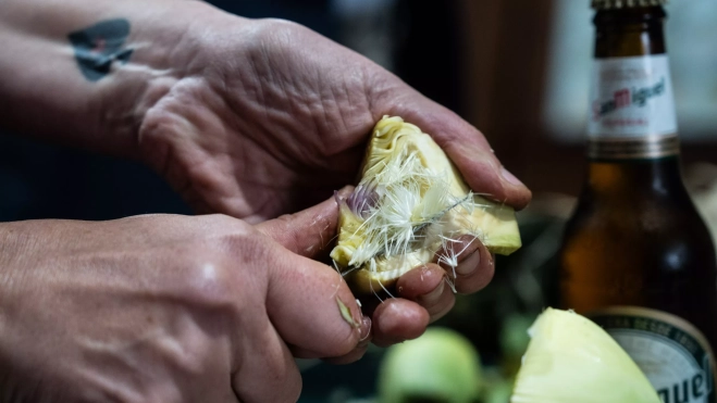 Preparación de la alcachofa del Prat / GALA ESPÍN