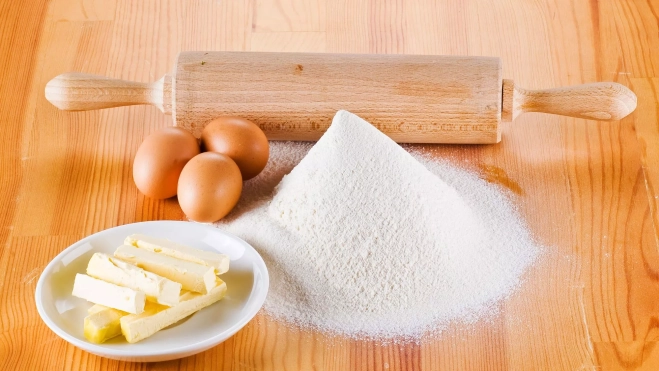 Harina, mantequilla y huevos para elaborar el bollo de Avilés / Canva