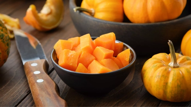 Calabaza cortada a dados / Canva