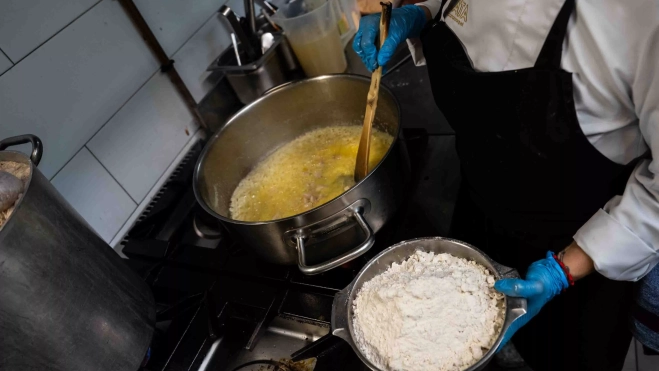 Preparación de croquetas de carrillera en Catacroquet (Barcelona) / GALA ESPÍN