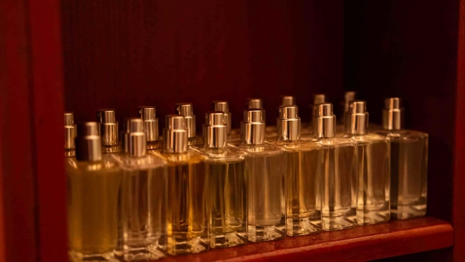 Distintas botellas con aromas en Stravinsky's Parfumerie / GALA ESPÍN Distintas botellas con aromas en Stravinsky's Parfumerie / GALA ESPÍN