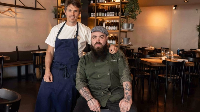 Nino Redruello y Adrián , actual jefe de cocina de Fismuler Andorra, en Barcelona / Òscar Gil Coy 