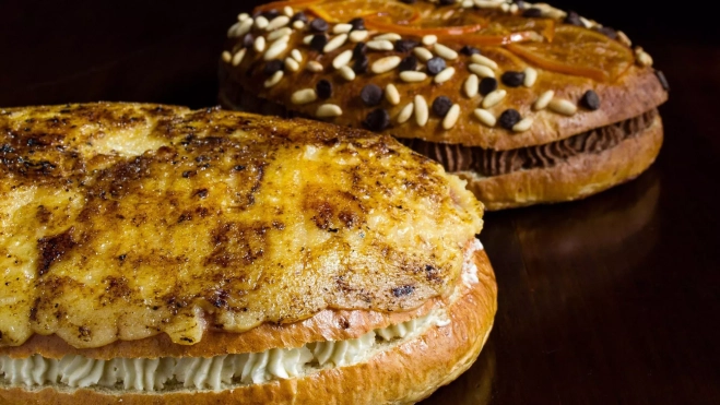 Dos cocas de Sant Joan elaboradas según esta receta / Adrián Solano Dos cocas de Sant Joan elaboradas según esta receta / Adrián Solano