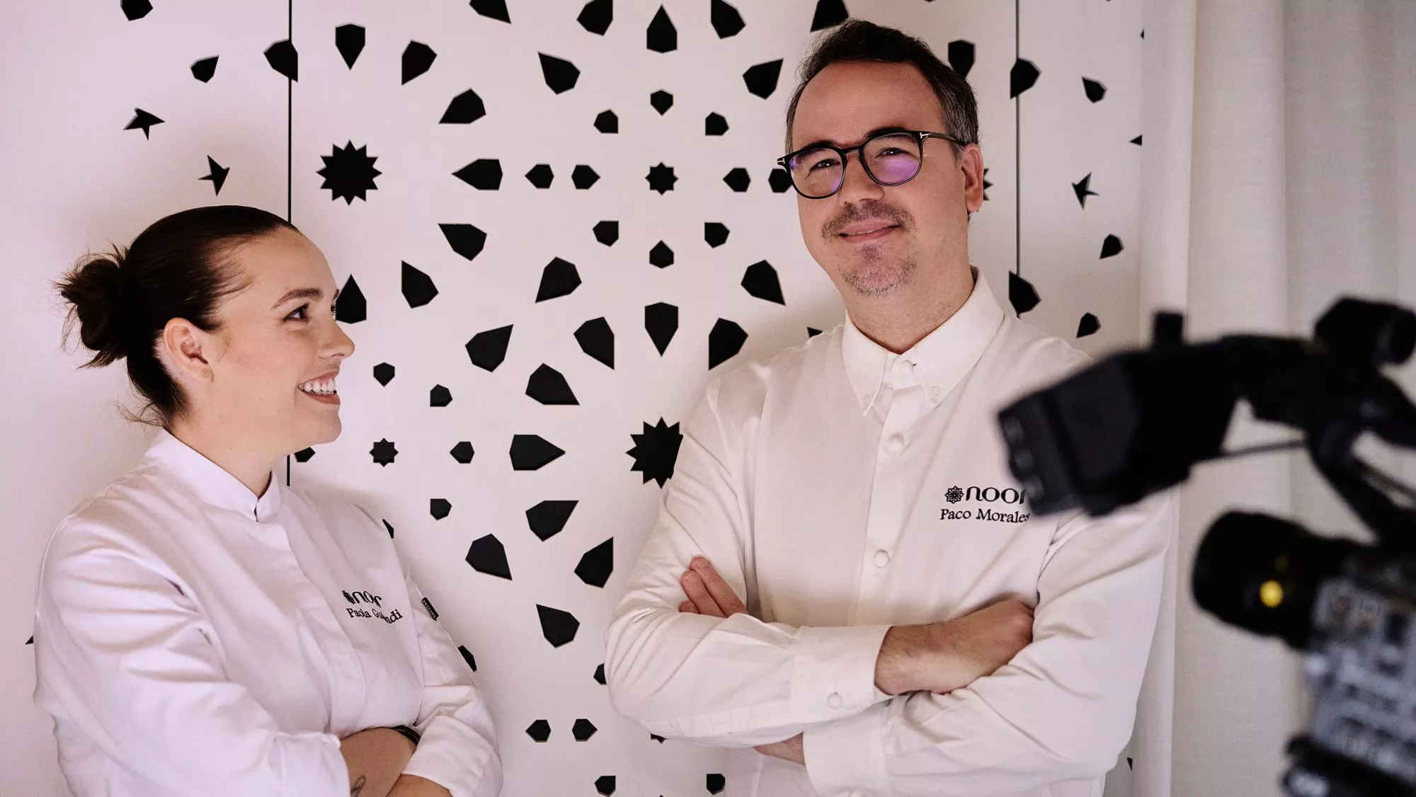 Paola Gualandi y Paco Morales en el rodaje de 'Noor – Cocinar Pasados Posibles' / Godello Entertainment
