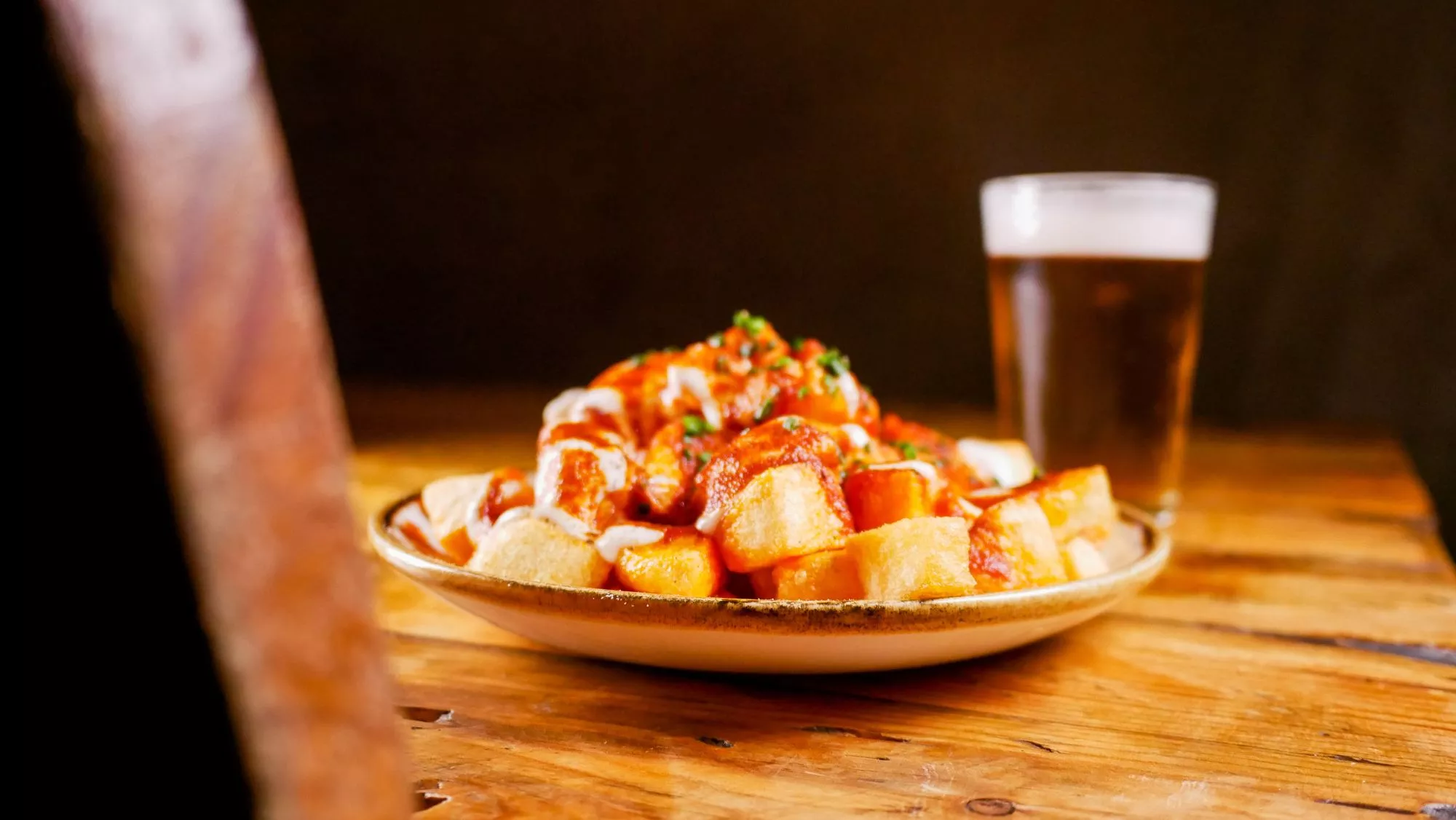 Las bravas con alioli y salsa brava del Bar Mendizábal en el Raval / Cedida