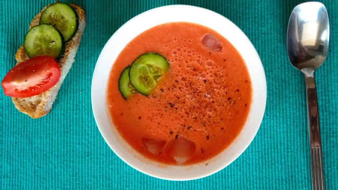 Propuesta de gazpacho servido con pepino y tomate | Canva Propuesta de gazpacho servido con pepino y tomate | Canva