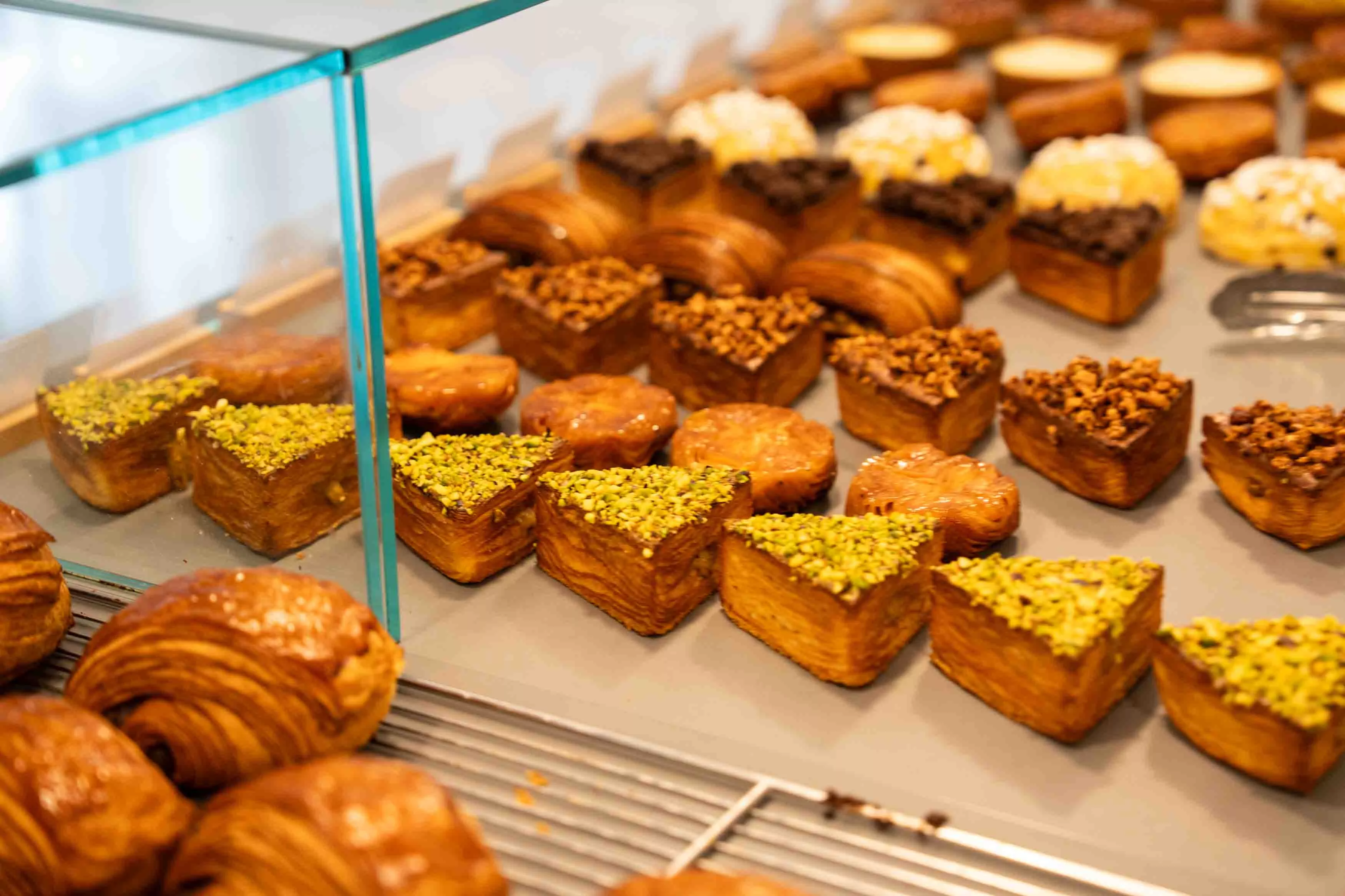 Algunas de las elaboraciones de Morreig en el barrio de Gràcia (Barcelona) / SIMÓN SÁNCHEZ / Estas son las 50 mejores pastelerías de Cataluña de 2026: el palmarés de los Premios Fava de Cacau