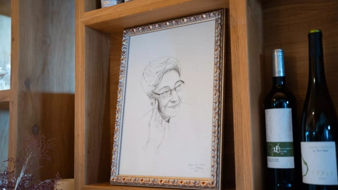 Montserrat Fontané, presencia permanente en la sala del Restaurant Fontané / Luis MIguel Añón