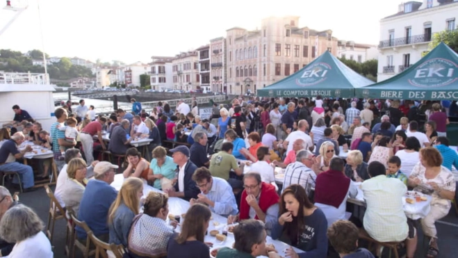 Comida popular de sardinas y atún en San Juan de Luz / Turismo Saint-Jean-de-Luz