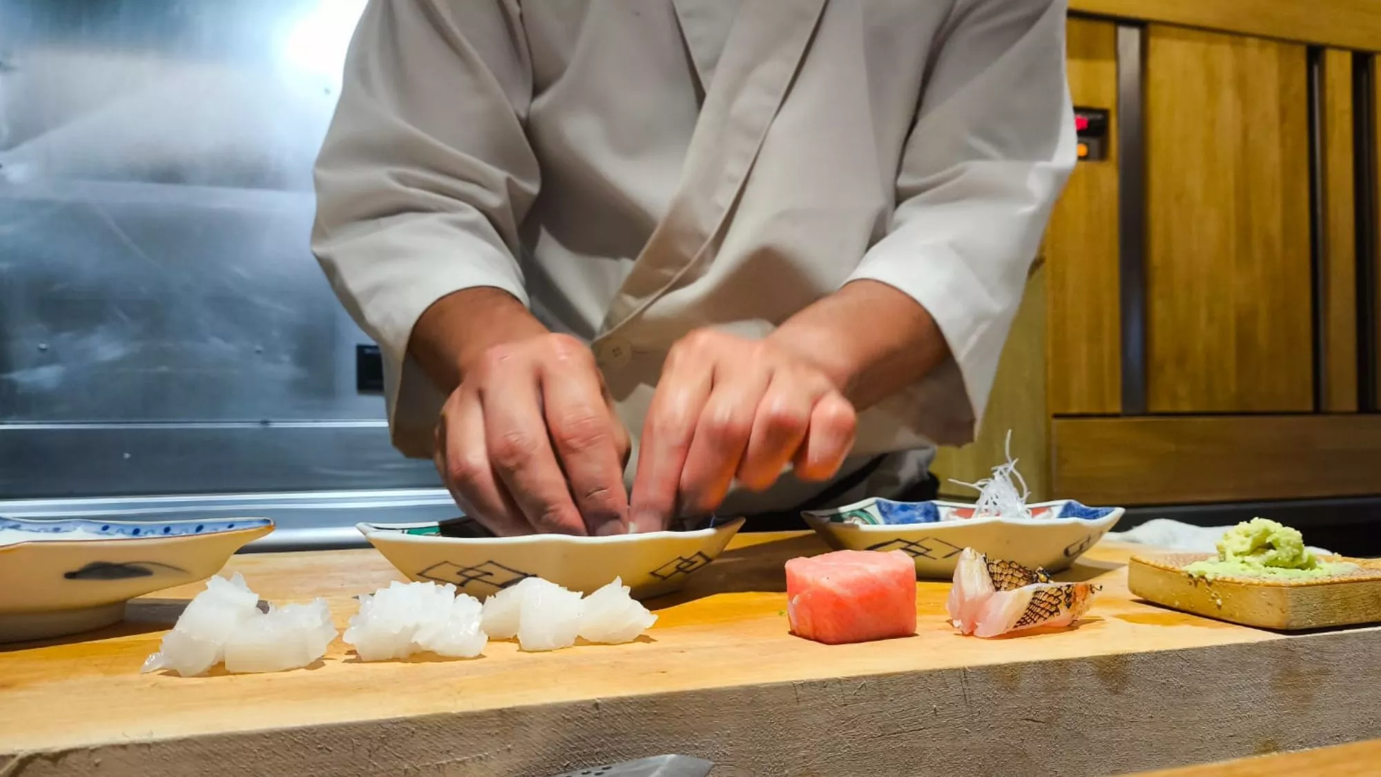 El chef Daisuke Fukamura cocina ante solo seis comensales en el restaurante Fukamura (Barcelona) / Andoni Berná