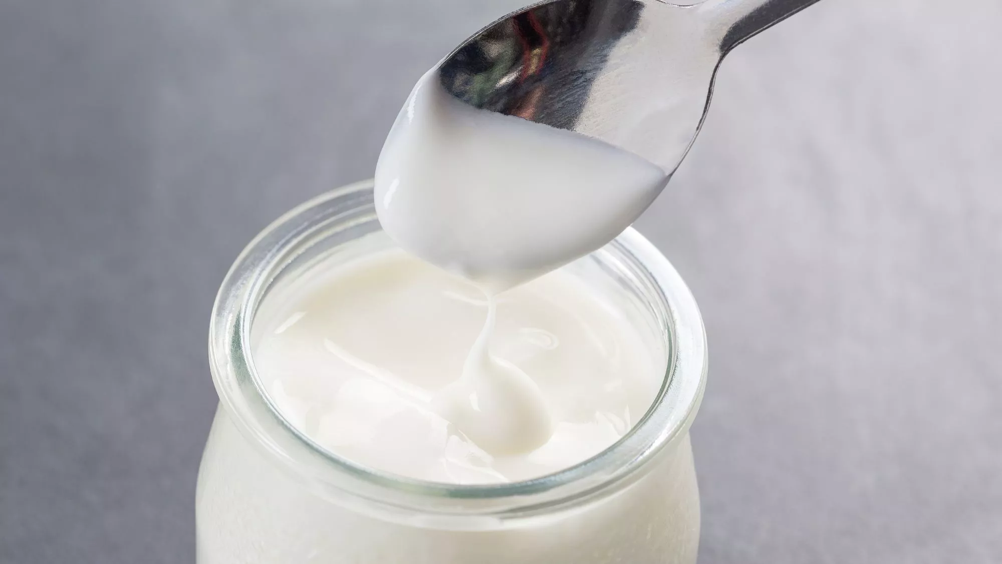 Vasito con yogur natural / Canva
