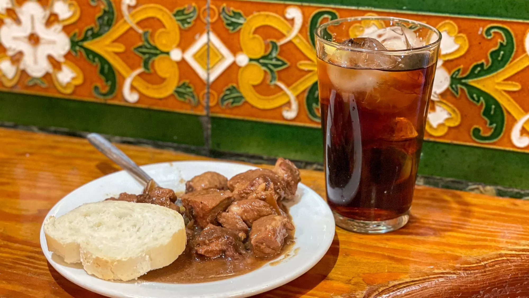 Solomillo en salsa y vermut casero en Bodegas La Mancha (Granada) / Adrián Solano