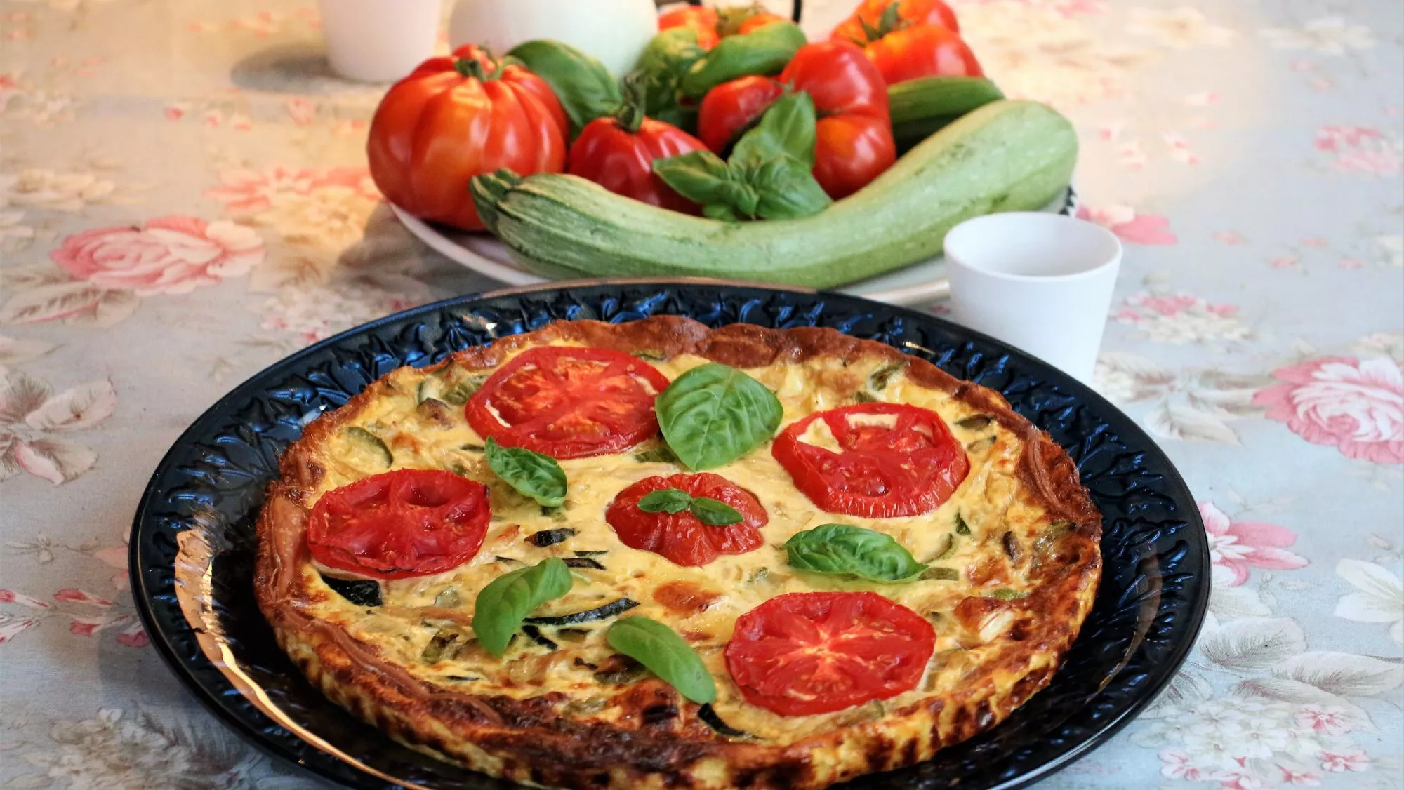 Tarta salada de calabacín y tomate / Antonio Ron / Cómo cocinar y aprovechar el calabacín: del zarangollo murciano a las quiches más veraniegas