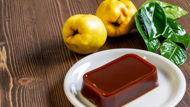 Frutos de membrillo y plato con dulce de membrillo / Canva