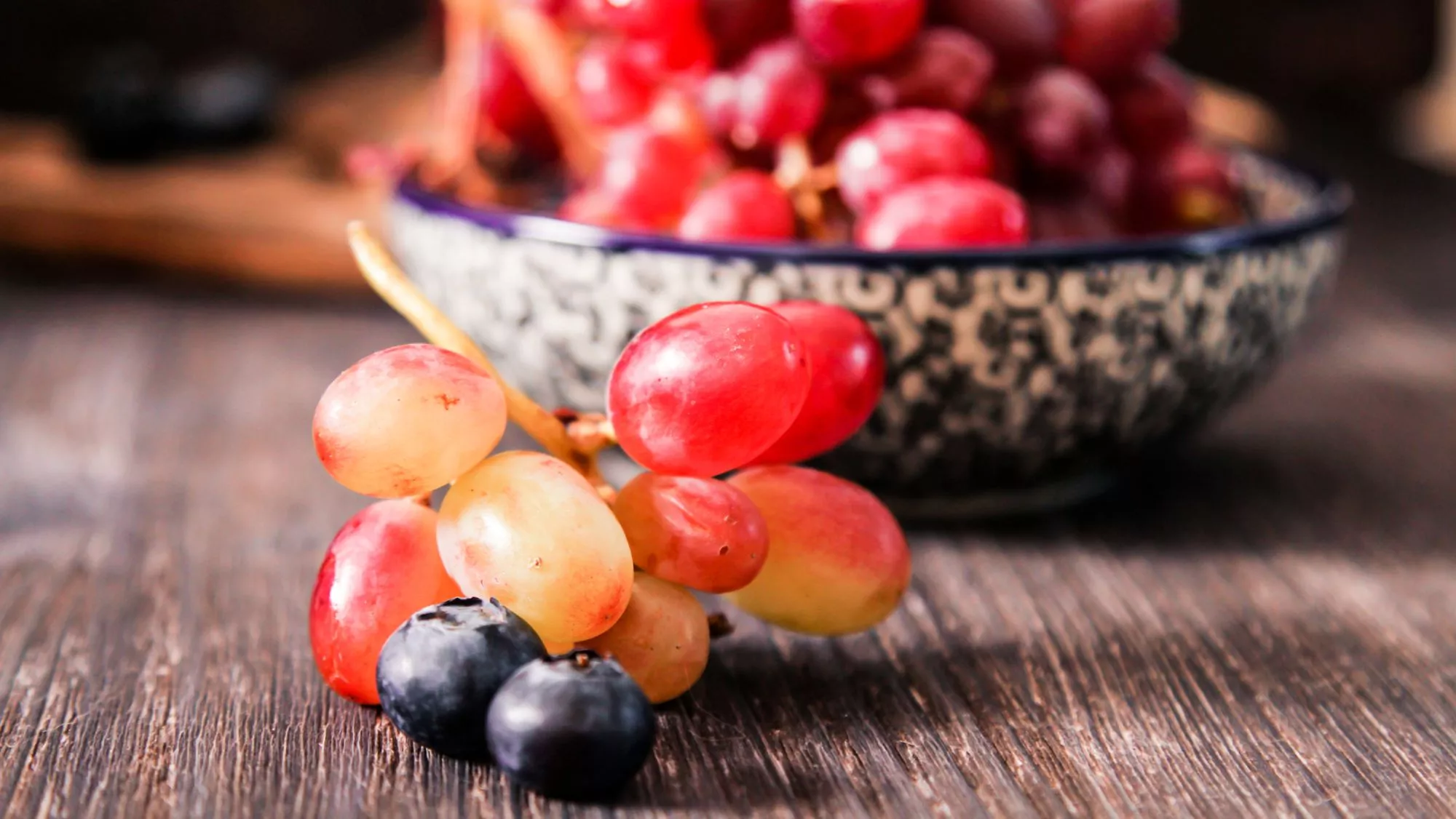 Los arándanos y las uvas rojas son alimentos ricos en flavonoides / Canva