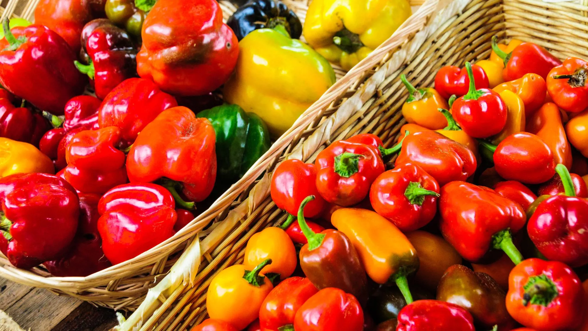 Cesta con diversas variedades de pimientos / Canva
