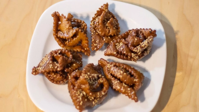 Plato con 'chuparquías', un dulce típico de la cocina de Ceuta / Wikipedia Plato con 'chuparquías', un dulce típico de la cocina de Ceuta / Wikipedia