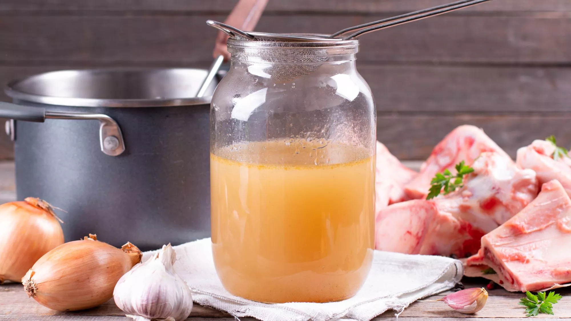 Jarra con caldo casero de huesos, una receta rica en colágeno natural / Canva