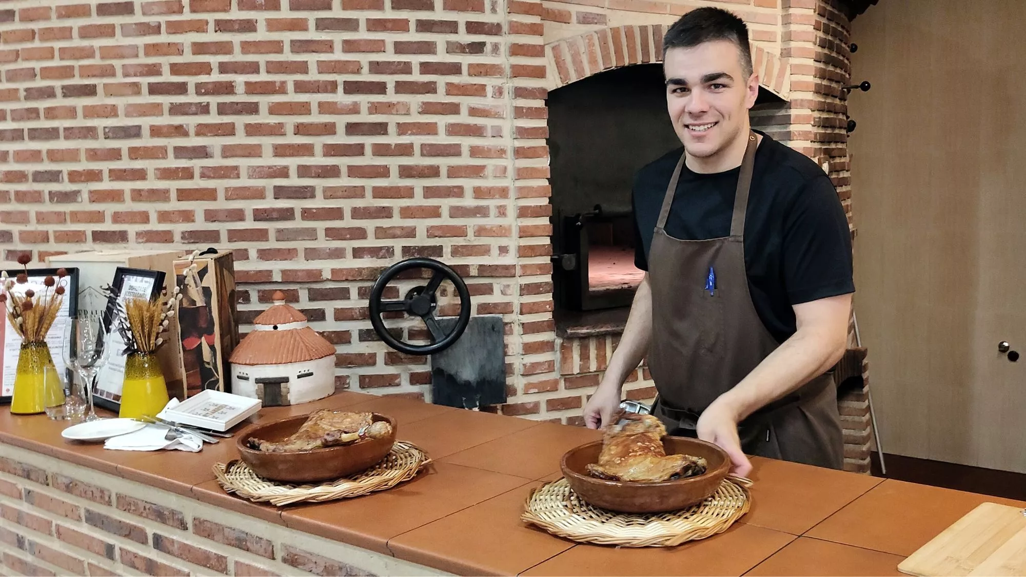 El cocinero Andoni Sánchez en el Asador Villa de Frómista / Òscar Gómez