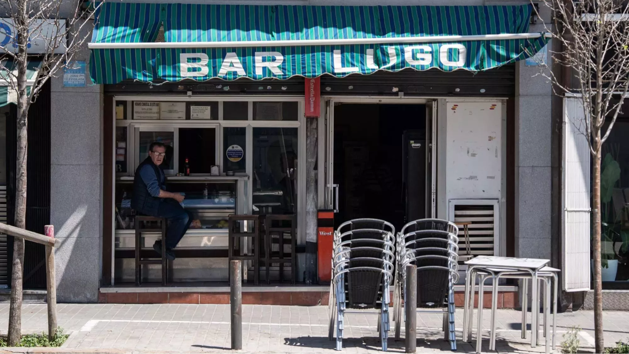 La terraza del Bar Lugo en Barcelona / ÒSCAR GIL COY  / Los bares se mueren