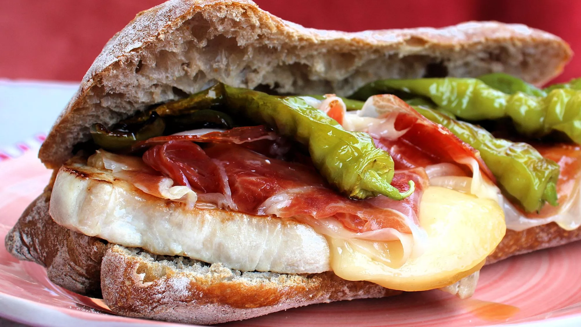 Bocadillo serranito de pan de chapata con queso Arzúa Ulloa y piparras / Antonio Ron