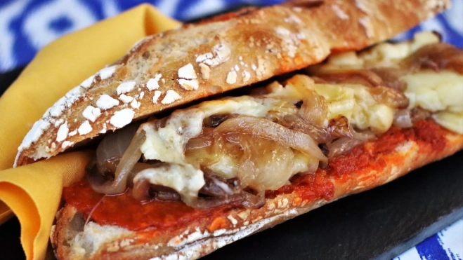Almussafes valenciano de sobrasada con cebolla confitada y queso / Antonio Ron Almussafes valenciano de sobrasada con cebolla confitada y queso / Antonio Ron
