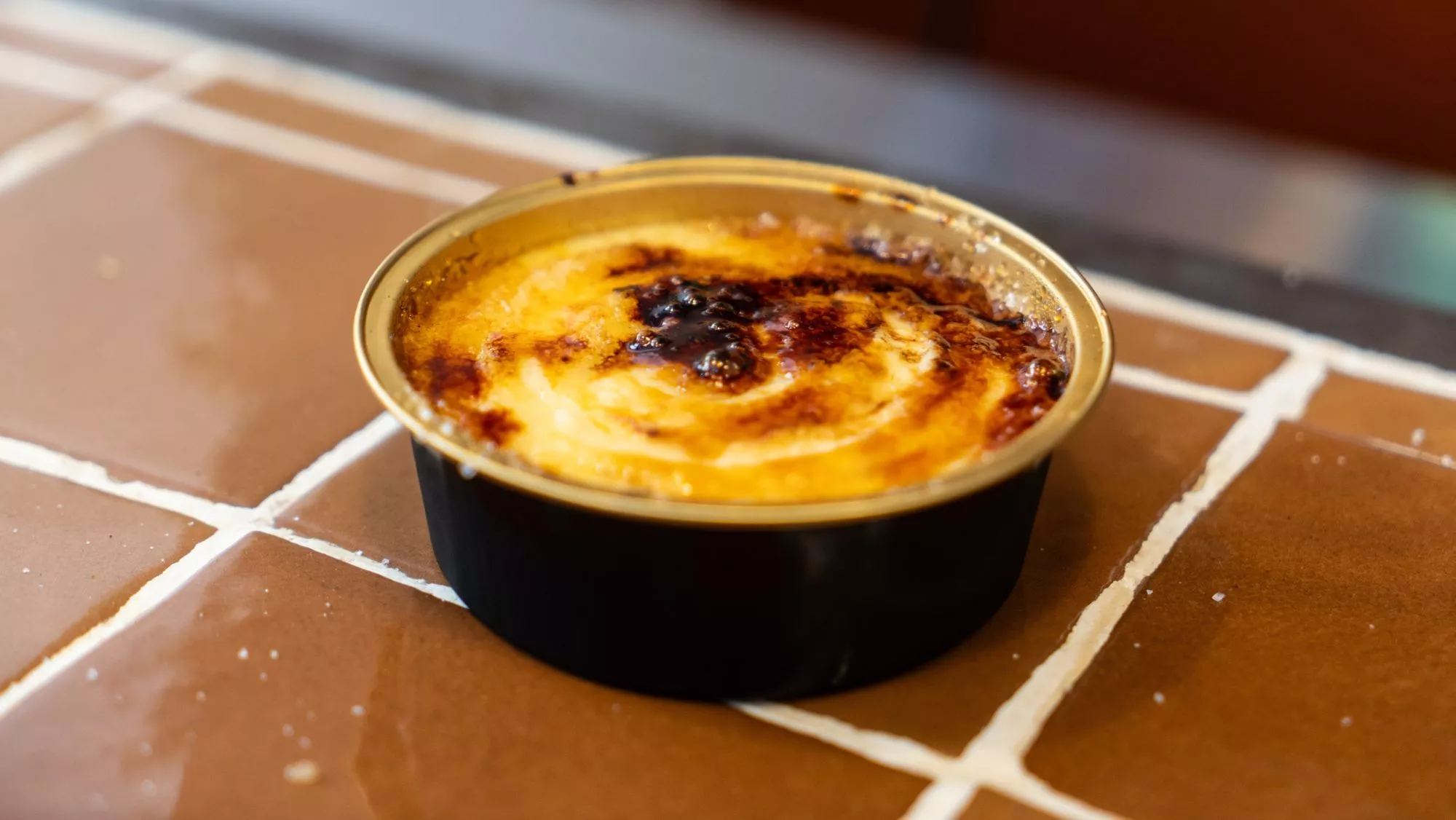 La crema catalana para llevar de Sucre Cremat en el Born (Barcelona) / SIMÓN SÁNCHEZ