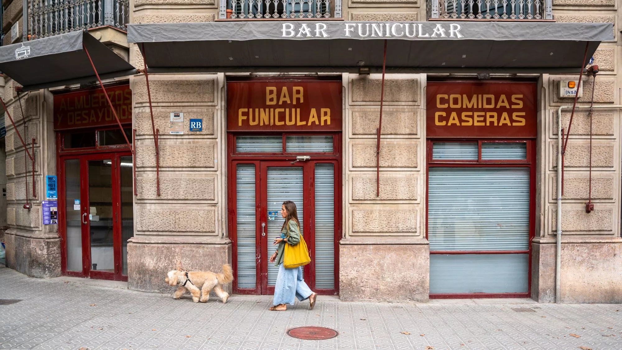 La fachada del Bar Funicular en la calle Consell de Cent con Girona (Barcelona) / GALA ESPÍN