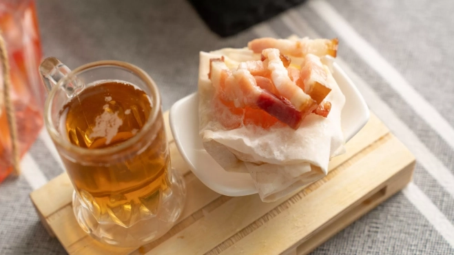 Su versión del bocadillo con cerveza en el desayuno de El Ciervo (Vielha) / Alex Froloff Su versión del bocadillo con cerveza en el desayuno de El Ciervo (Vielha) / Alex Froloff