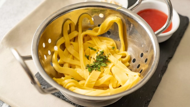 El trampantojo de los espaguetis en el desayuno de El Ciervo (Vielha) / Alex Froloff El trampantojo de los espaguetis en el desayuno de El Ciervo (Vielha) / Alex Froloff