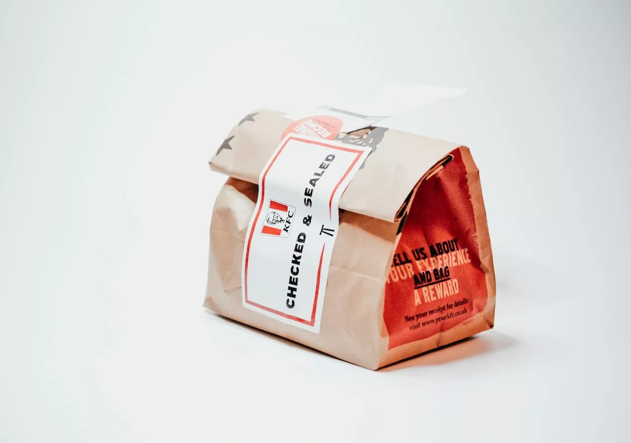Paquete para envío de KFC / Foto de Nik en UNSPLASH