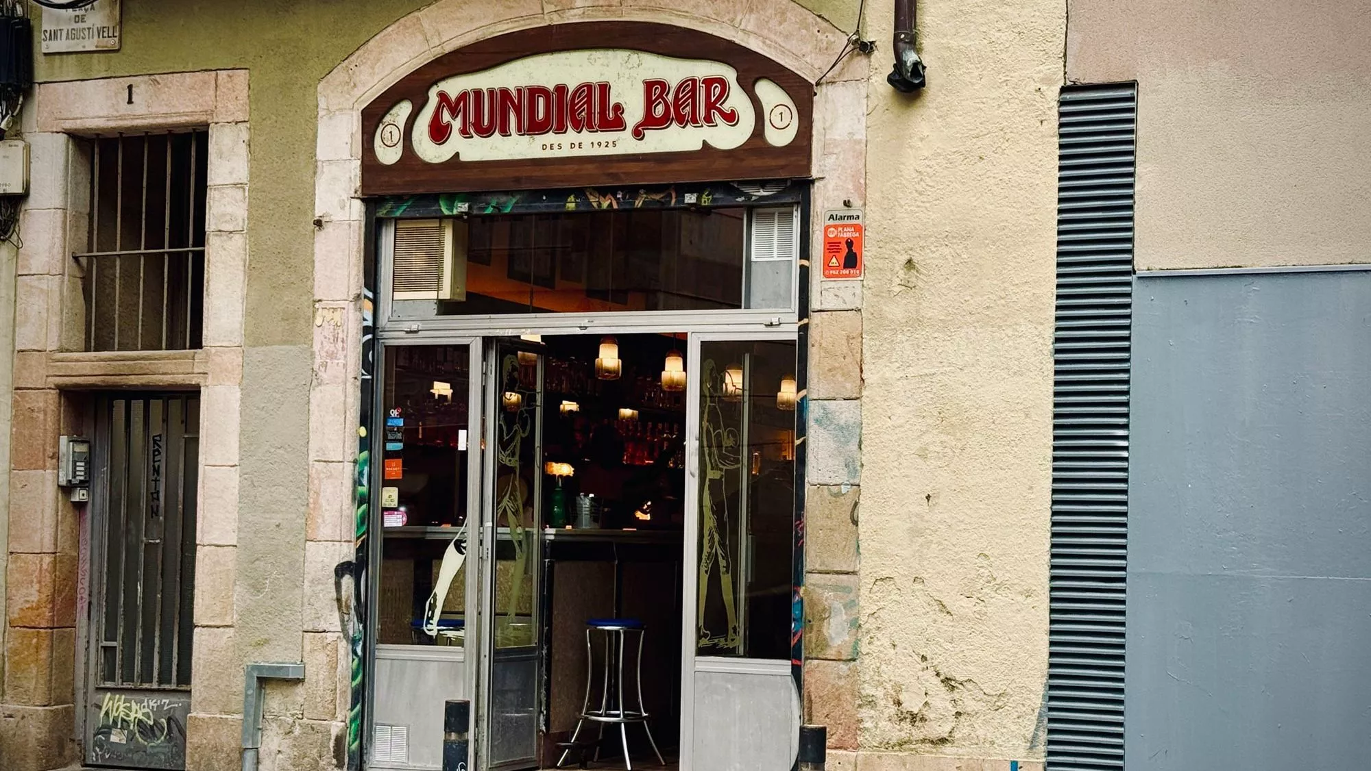 Entrada del Bar Mundial en el barrio del Born (Barcelona) / Iker Morán