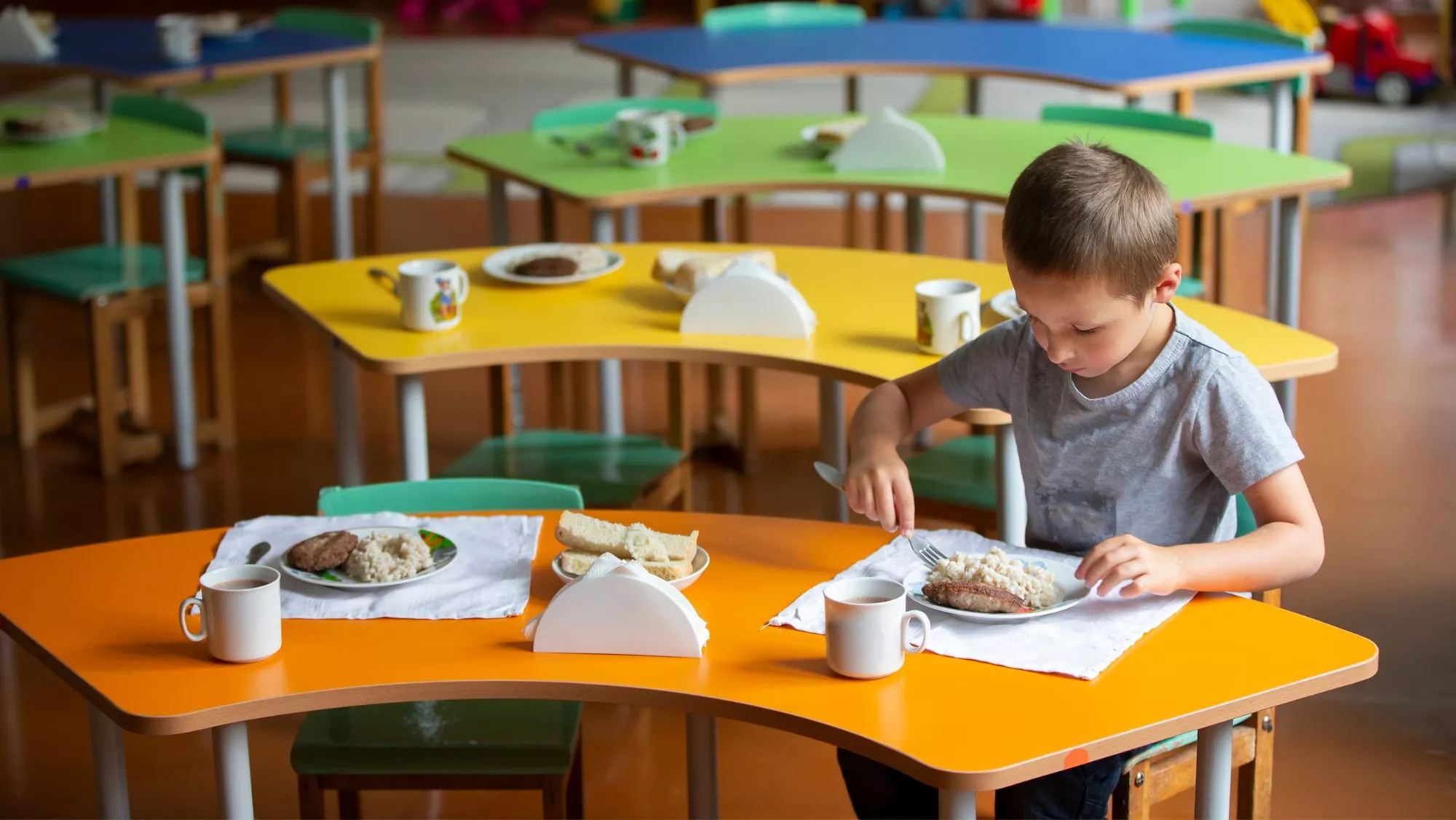 Niño comiendo en la escuela / Canva / Comer en la escuela: la tabla de salvación alimentaria