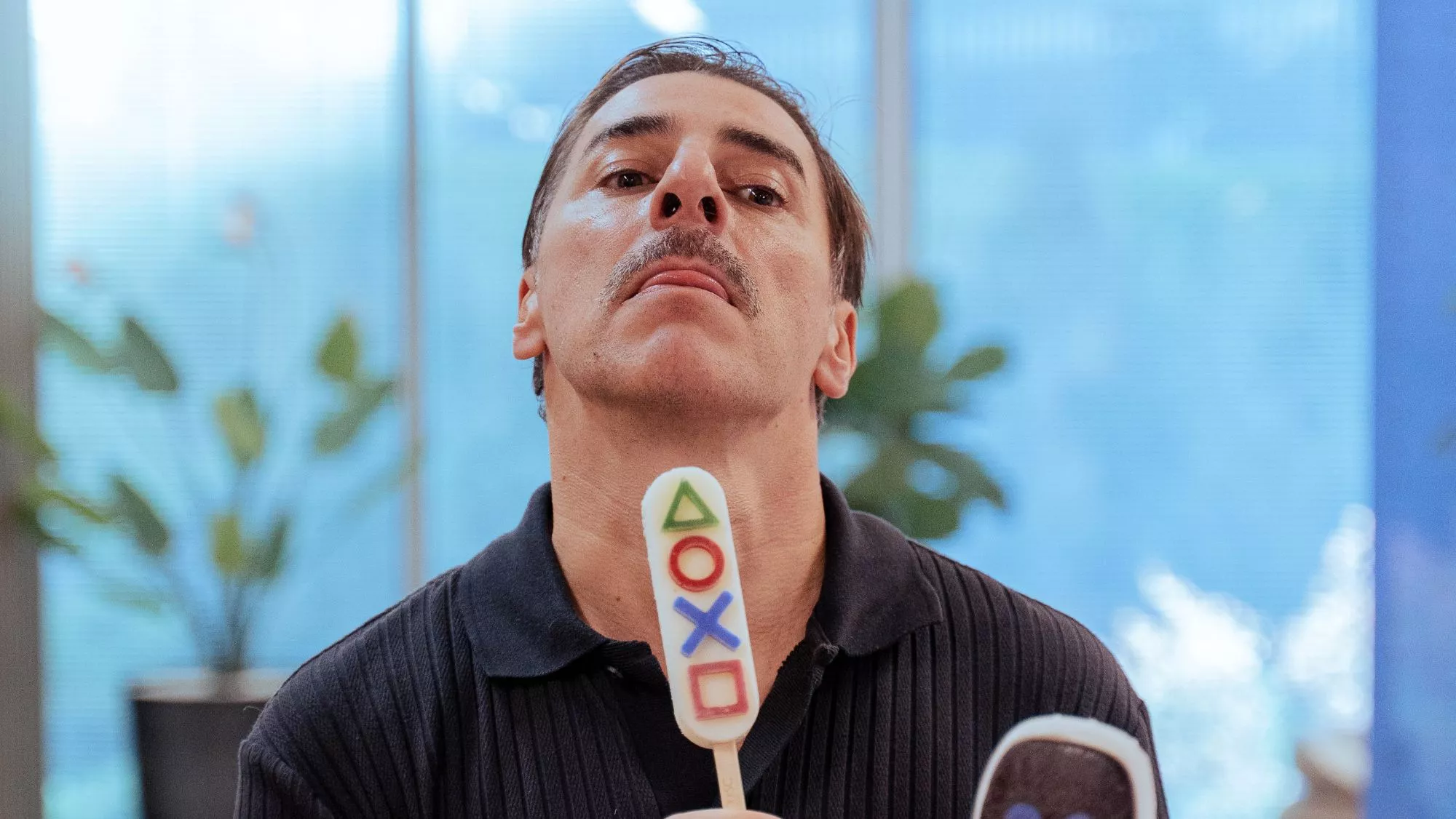 Jordi Roca y el polo 'botones de PlayStation' / Cedida