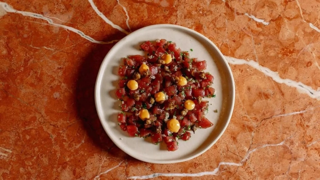 El tartar de atún del restaurante Lora en el hotel SLS Barcelona / Cedida El tartar de atún del restaurante Lora en el hotel SLS Barcelona / Cedida