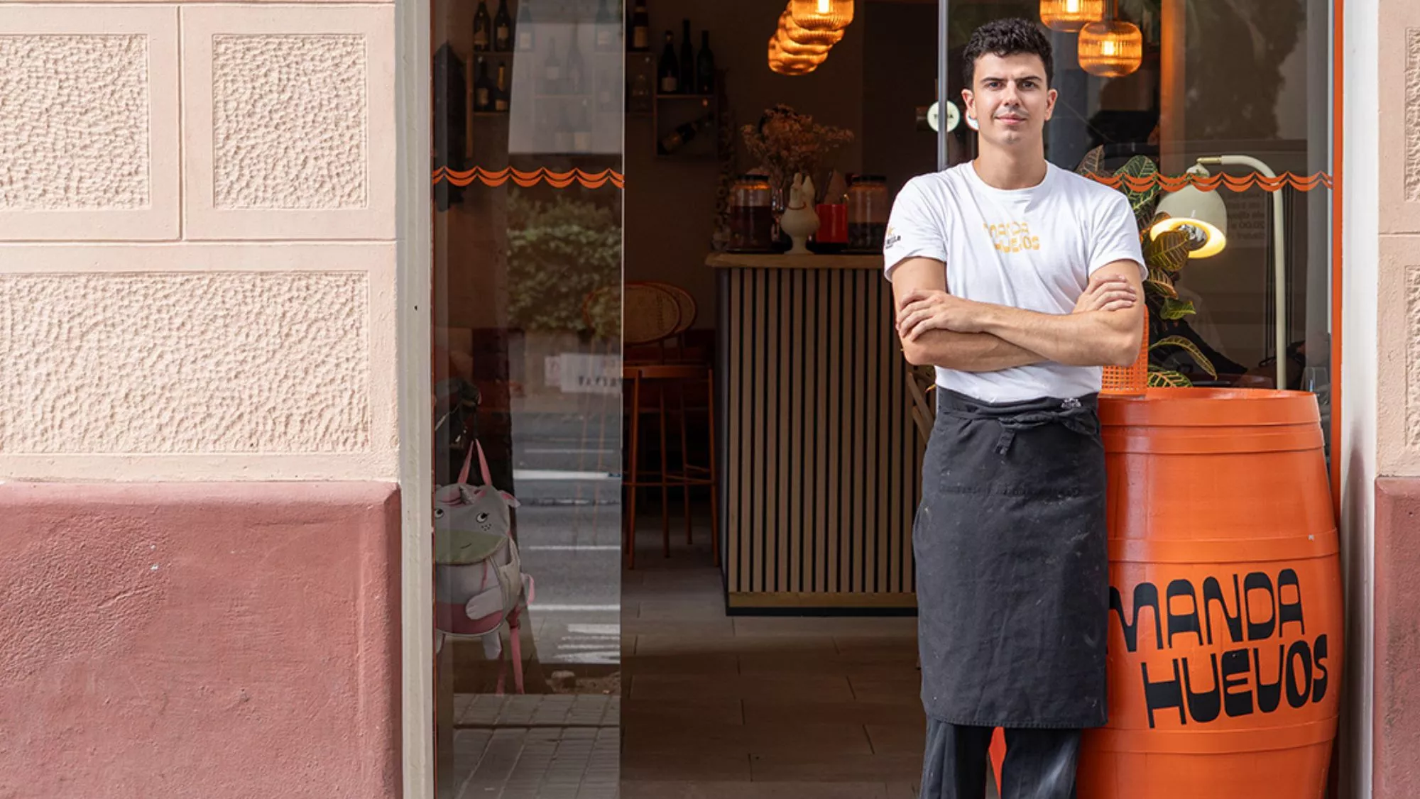 Ot Salvans en la entrada del restaurante Manda Huevos en Les Corts (Barcelona) / Txaber Allué